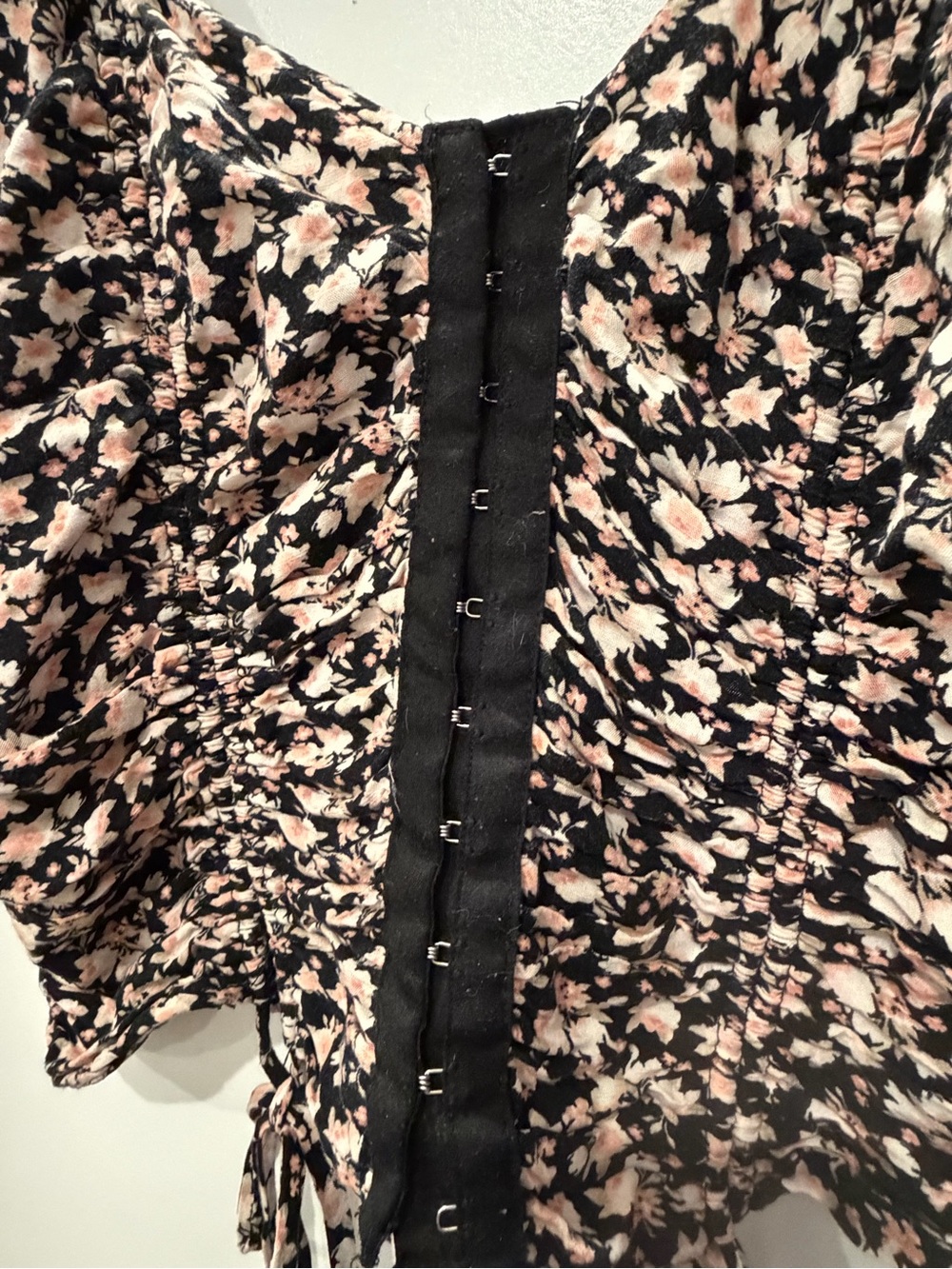 meraki Black and Blush Floral Puff Sleeve Crop Top - Picture 2 of 6